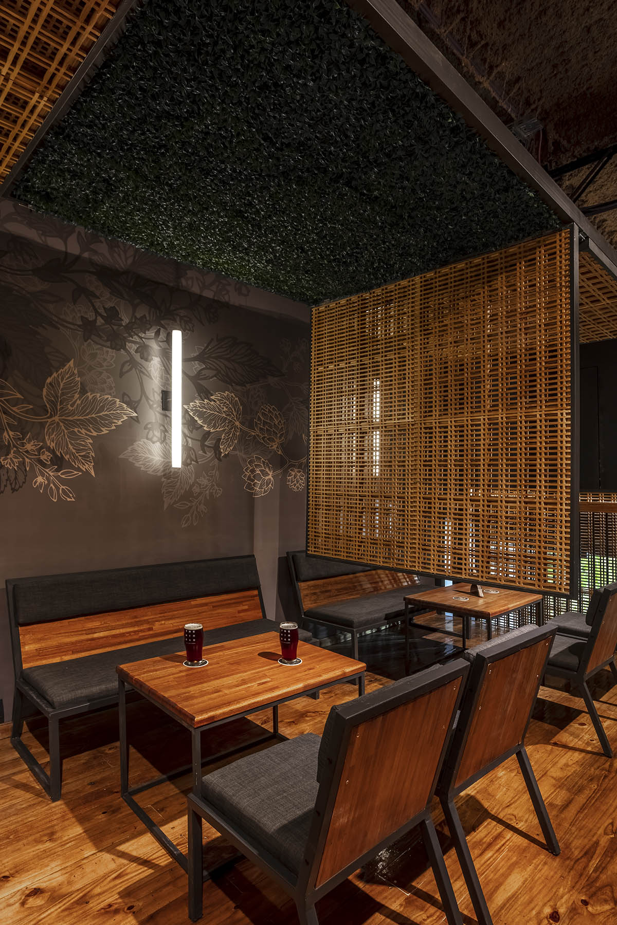 Hitzig Militello Arquitectos completes Nim Bar in Buenos Aires with wooden meshes and oak tones