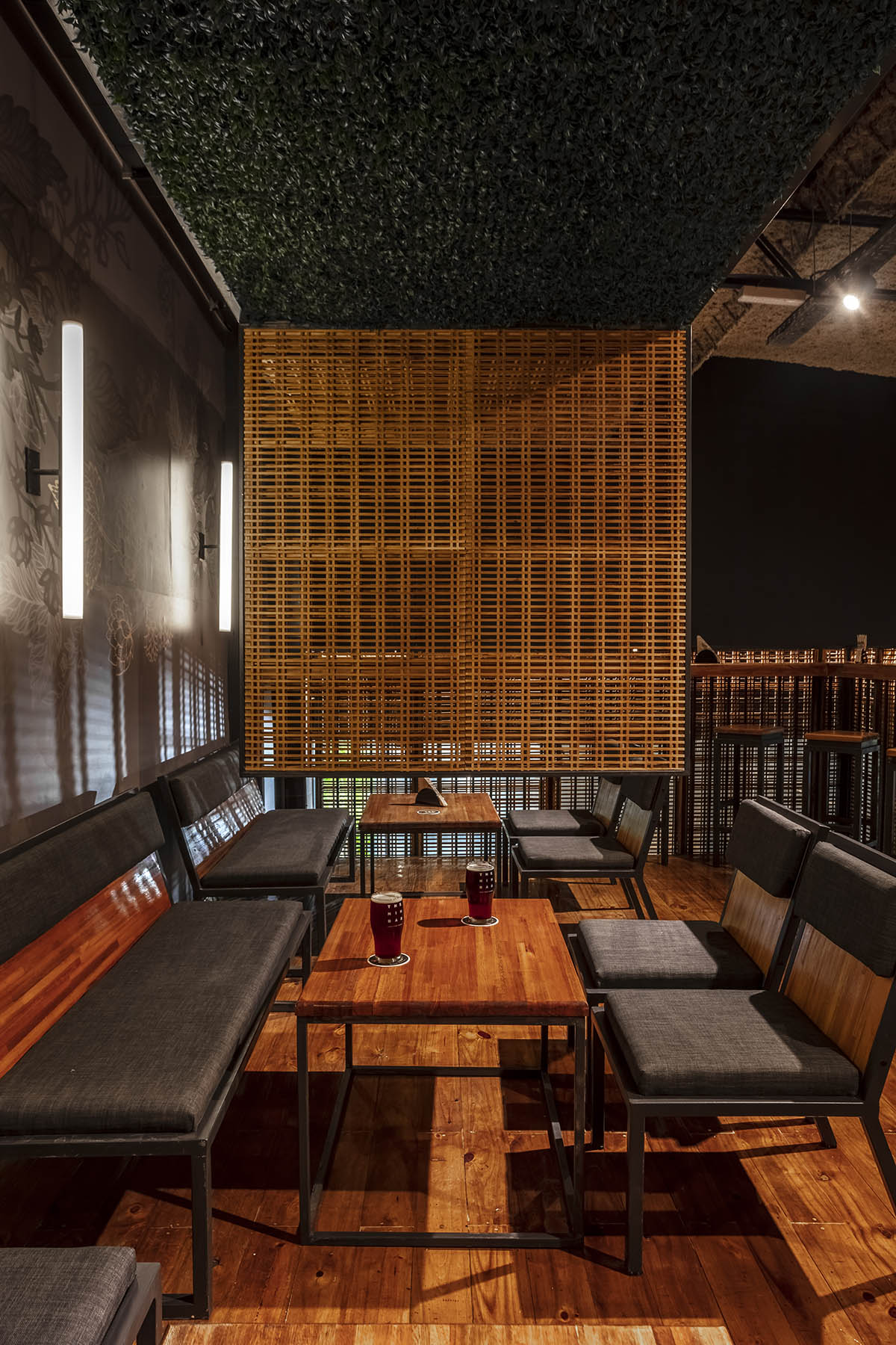 Hitzig Militello Arquitectos completes Nim Bar in Buenos Aires with wooden meshes and oak tones