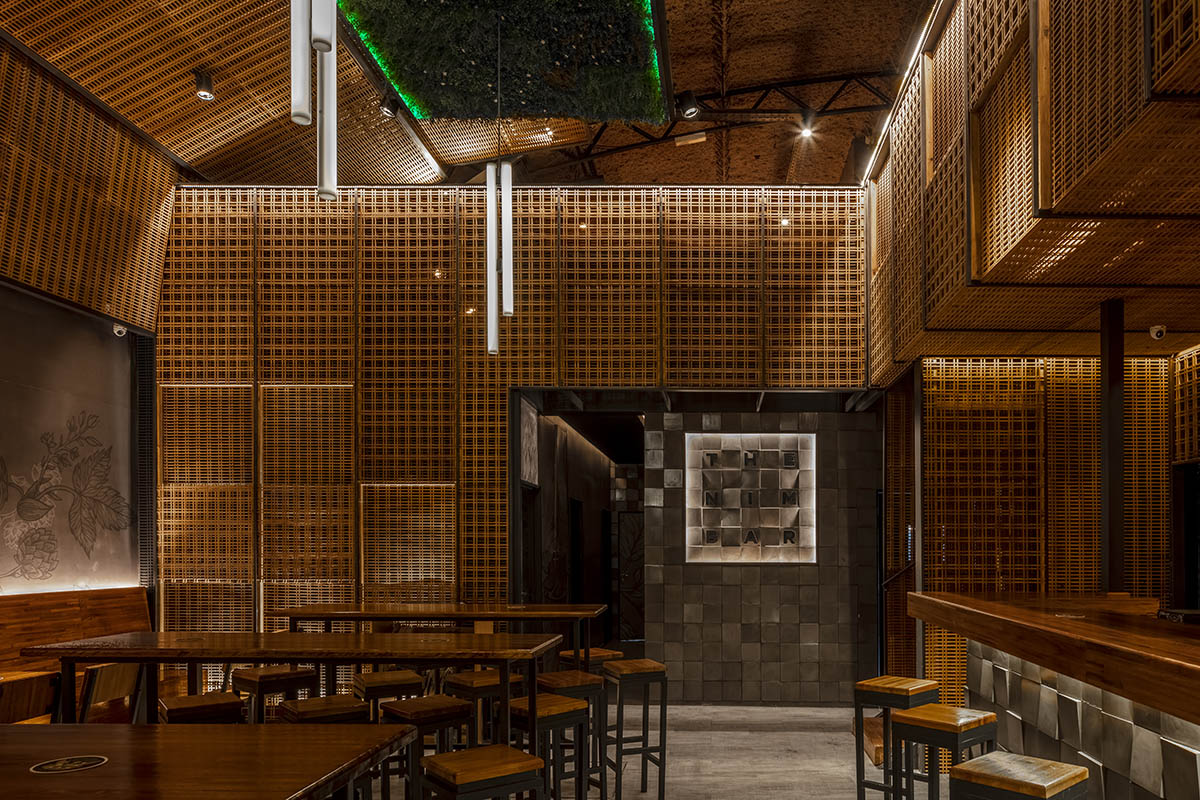 Hitzig Militello Arquitectos completes Nim Bar in Buenos Aires with wooden meshes and oak tones
