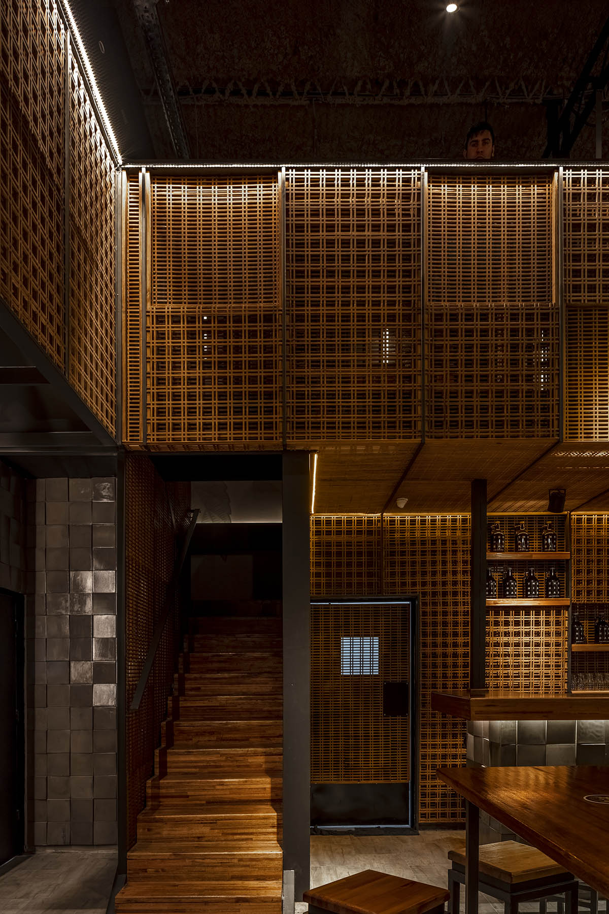 Hitzig Militello Arquitectos completes Nim Bar in Buenos Aires with wooden meshes and oak tones