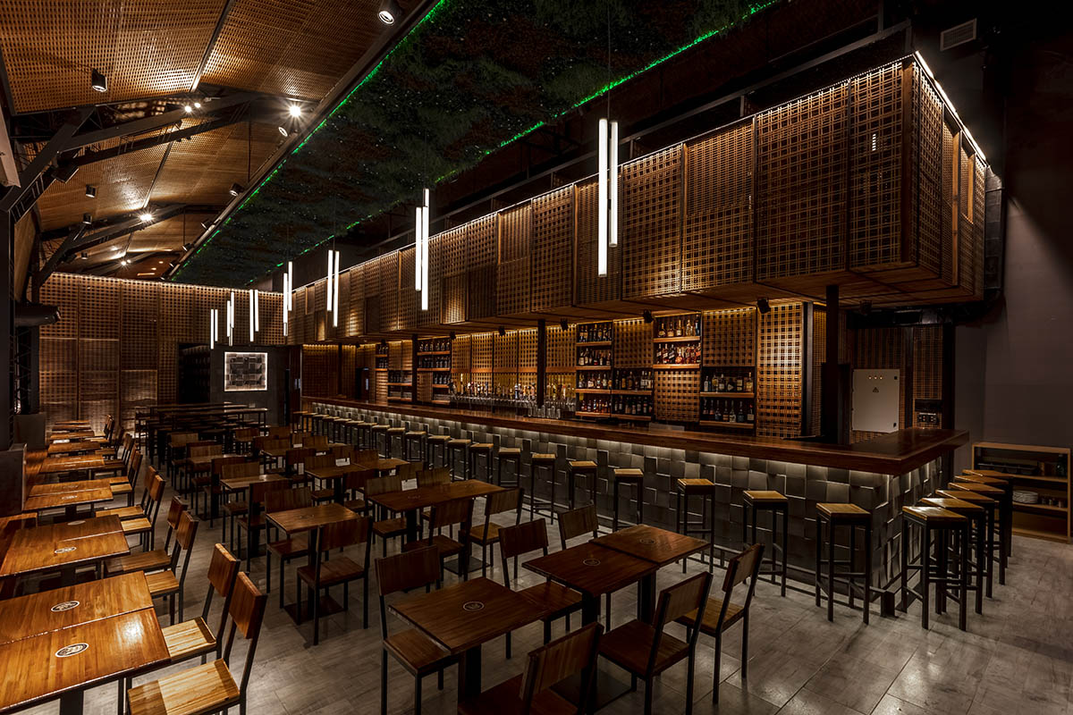 Hitzig Militello Arquitectos completes Nim Bar in Buenos Aires with wooden meshes and oak tones