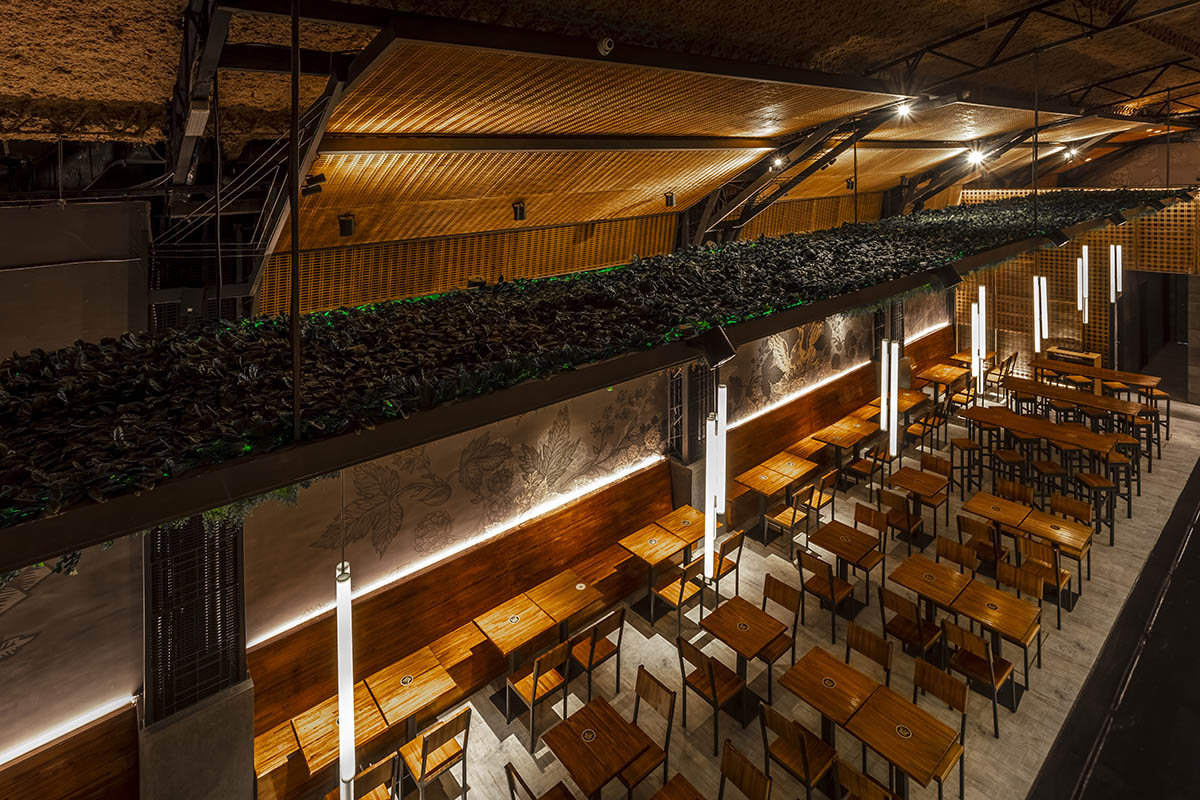 Hitzig Militello Arquitectos completes Nim Bar in Buenos Aires with wooden meshes and oak tones