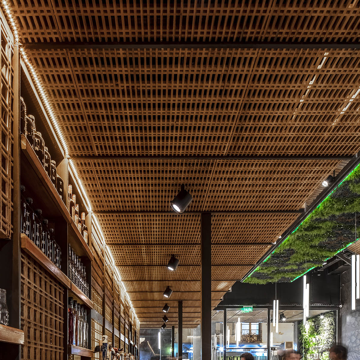 Hitzig Militello Arquitectos completes Nim Bar in Buenos Aires with wooden meshes and oak tones