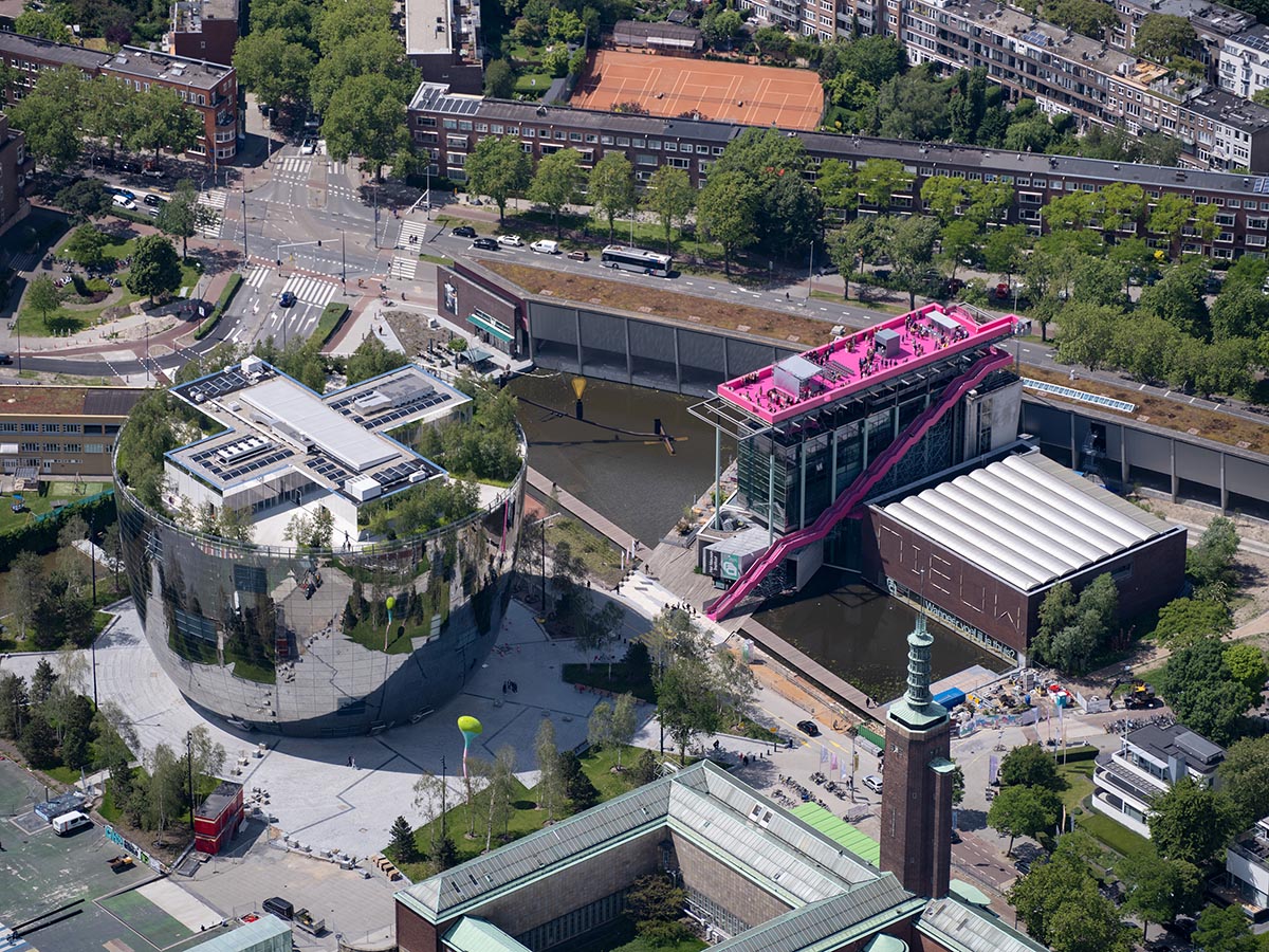 MVRDV открывает подиум, сцена розового цвета позволяет увидеть крышу Het Nieuwe Instituut.