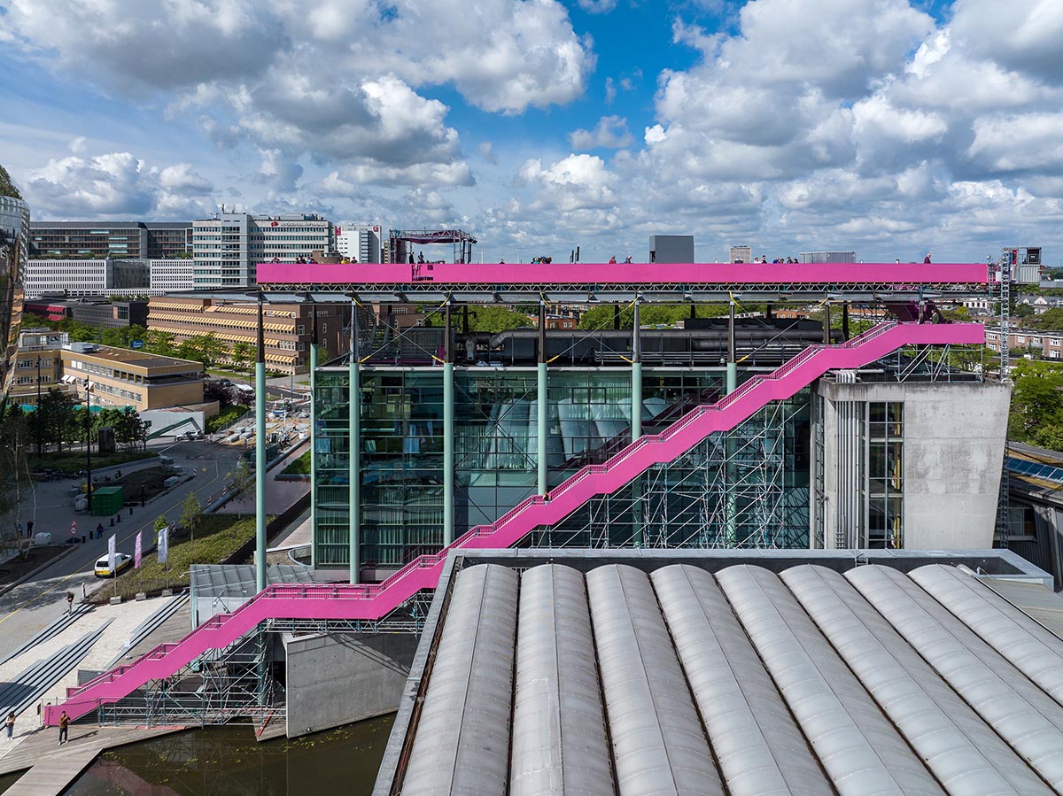 MVRDV открывает подиум, сцена розового цвета позволяет увидеть крышу Het Nieuwe Instituut.