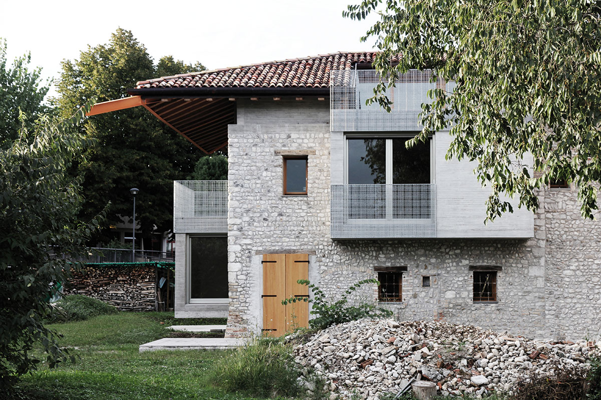 elasticospa-reinterprets-traditional-italian-houses-with-new