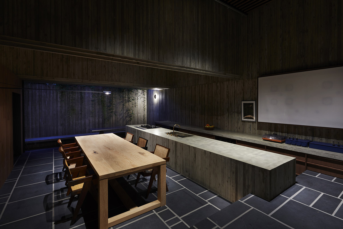 Suppose Design Office completes cave-like concrete home in Tokyo