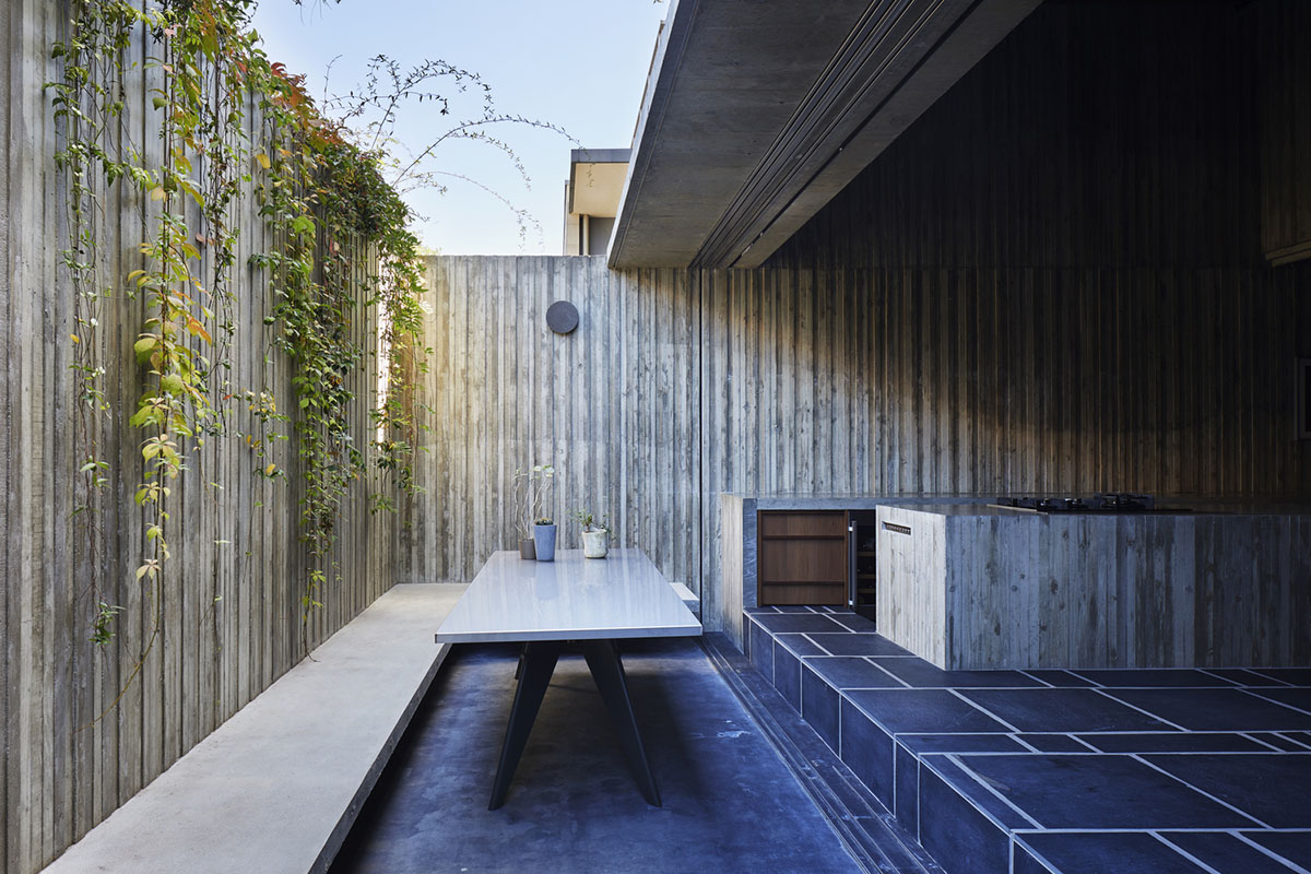 Suppose Design Office completes cave-like concrete home in Tokyo