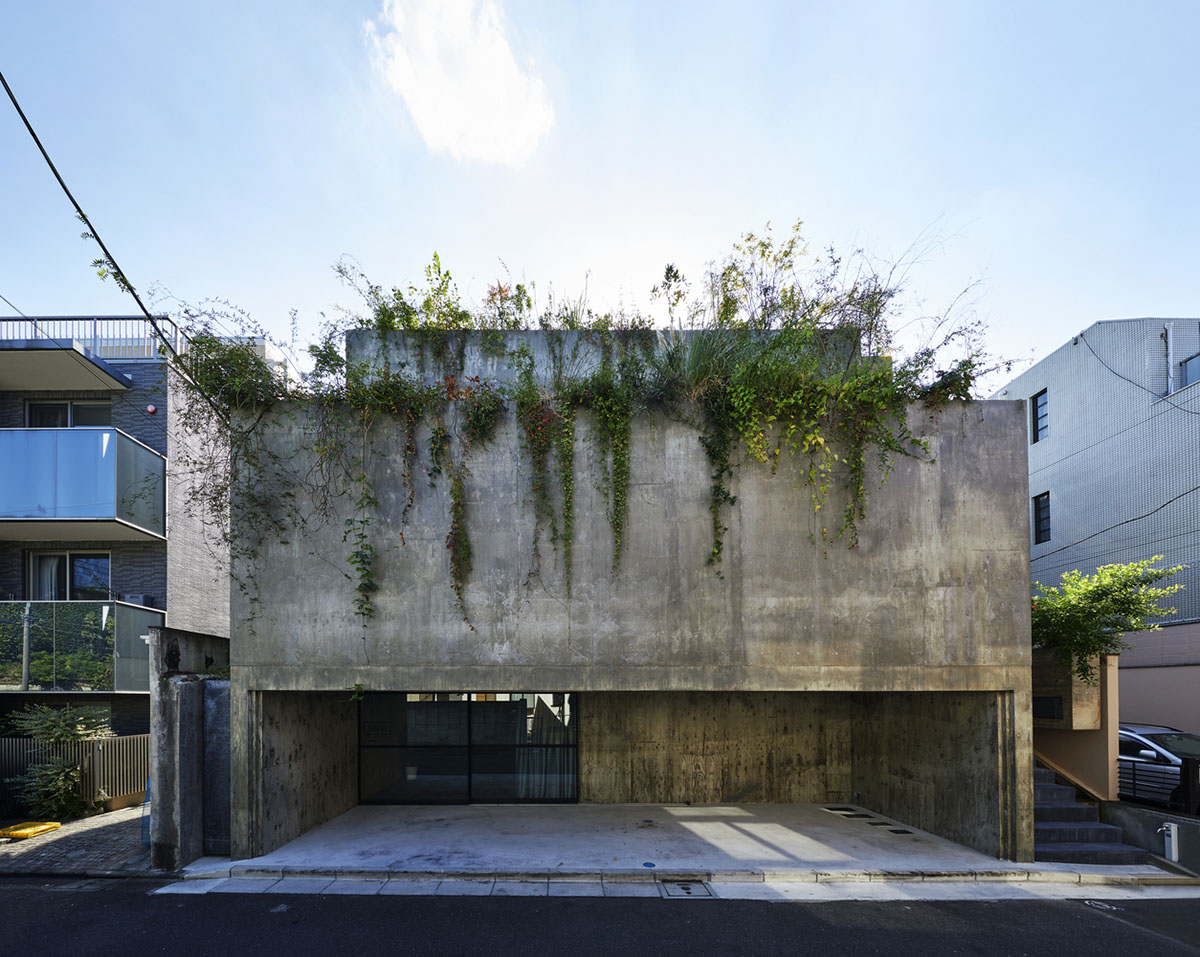Suppose Design Office completes cave-like concrete home in Tokyo