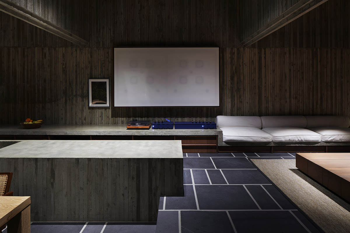 Suppose Design Office completes cave-like concrete home in Tokyo