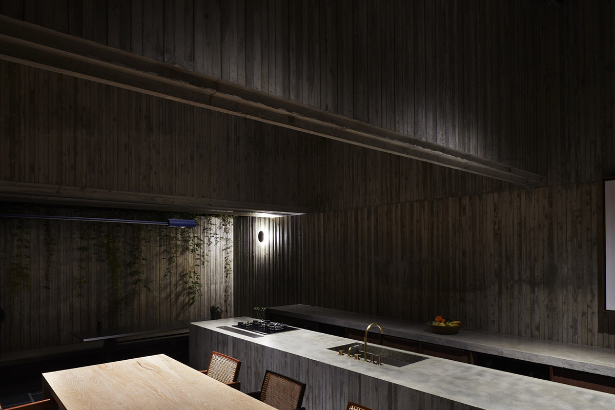 Suppose Design Office completes cave-like concrete home in Tokyo