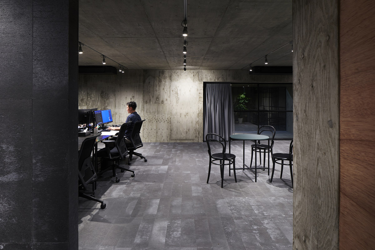 Suppose Design Office completes cave-like concrete home in Tokyo