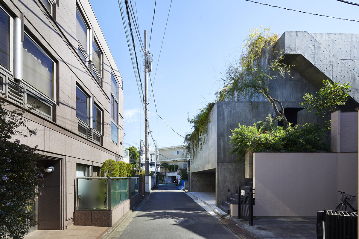Suppose Design Office completes cave-like concrete home in Tokyo