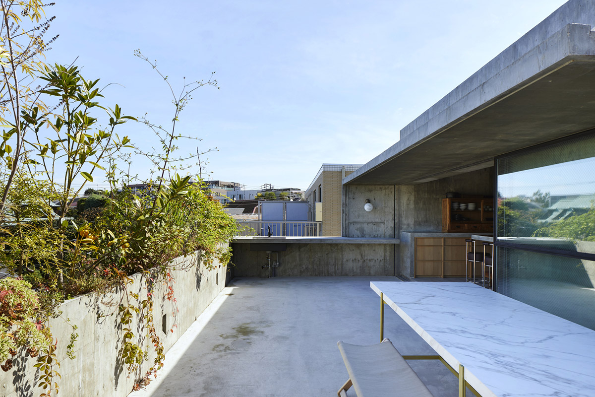 Suppose Design Office completes cave-like concrete home in Tokyo