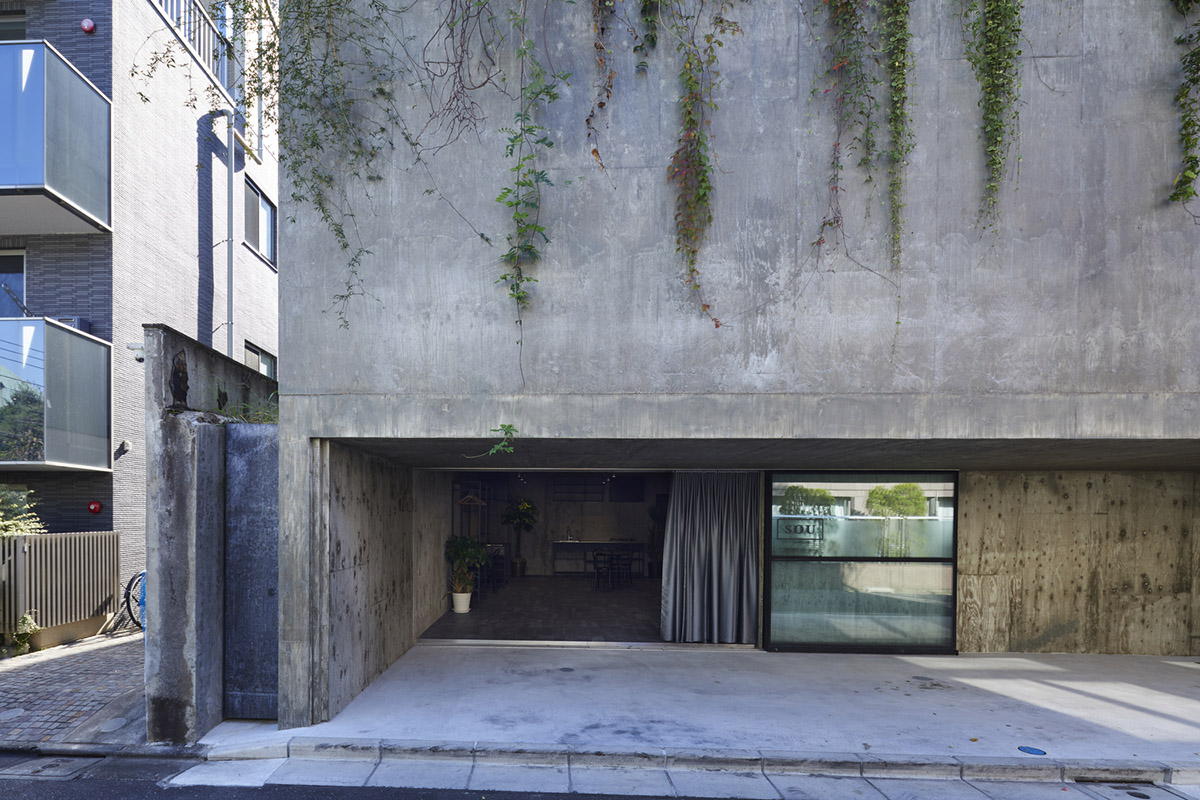 Suppose Design Office completes cave-like concrete home in Tokyo