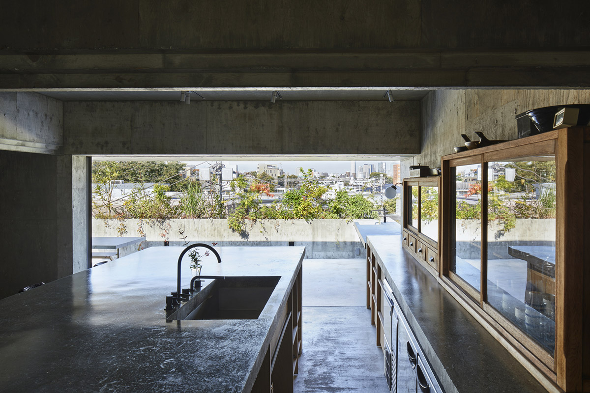 Suppose Design Office completes cave-like concrete home in Tokyo