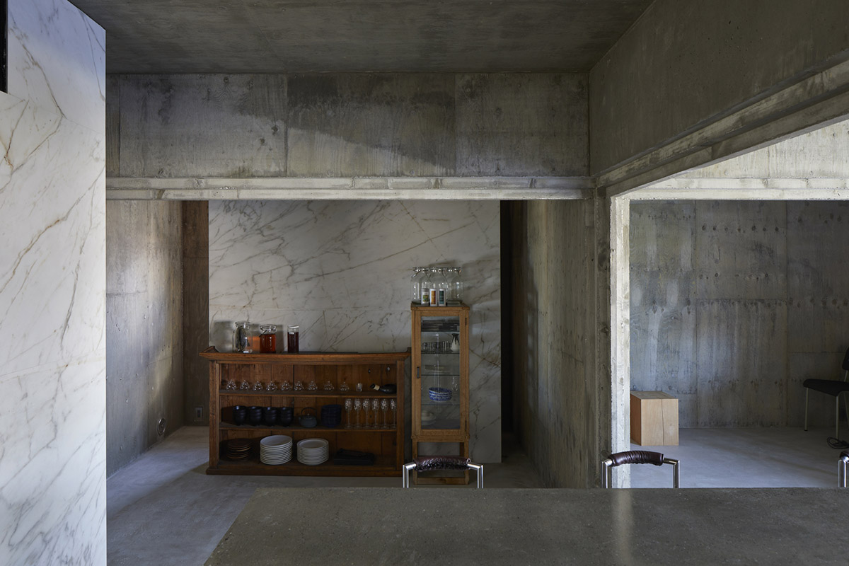 Suppose Design Office completes cave-like concrete home in Tokyo