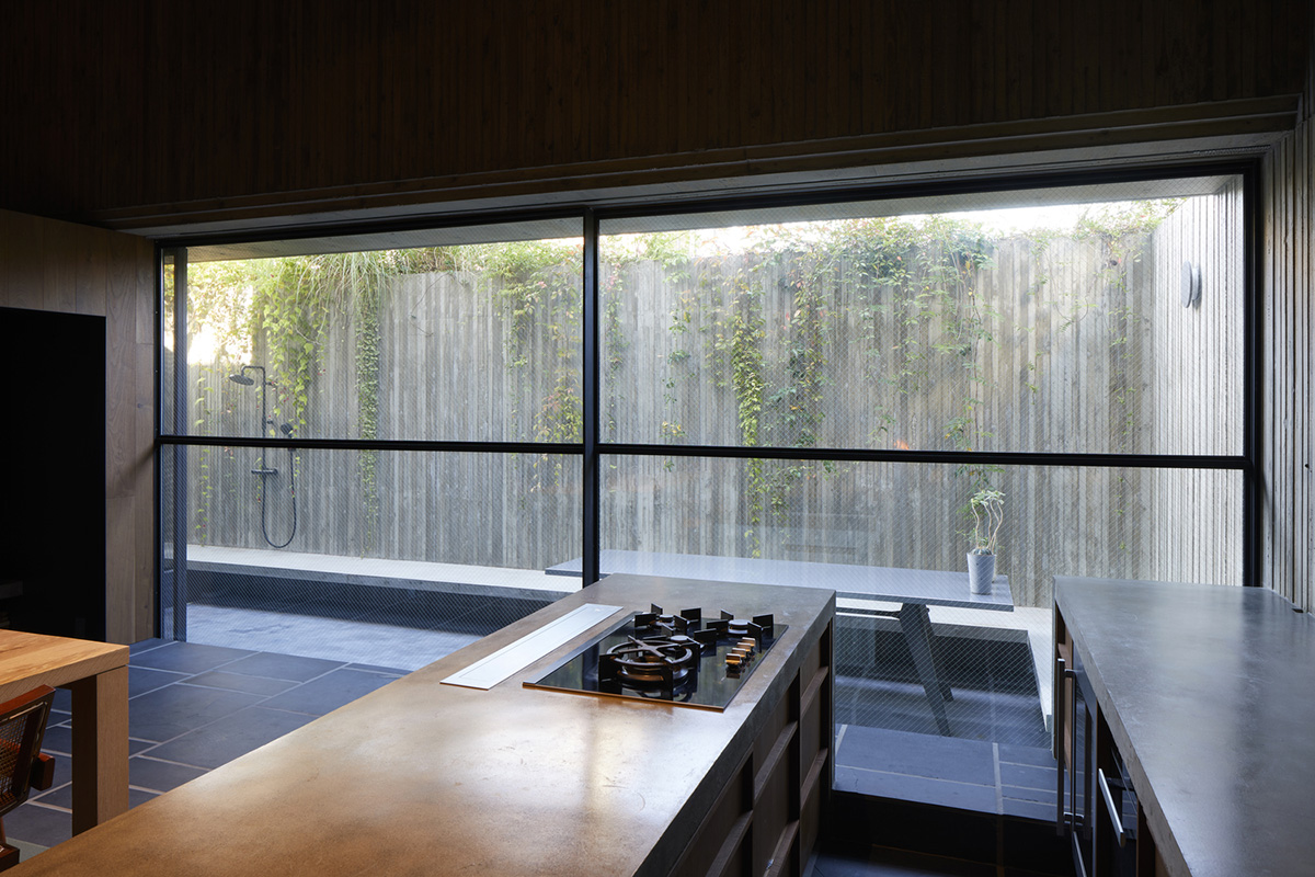 Suppose Design Office completes cave-like concrete home in Tokyo