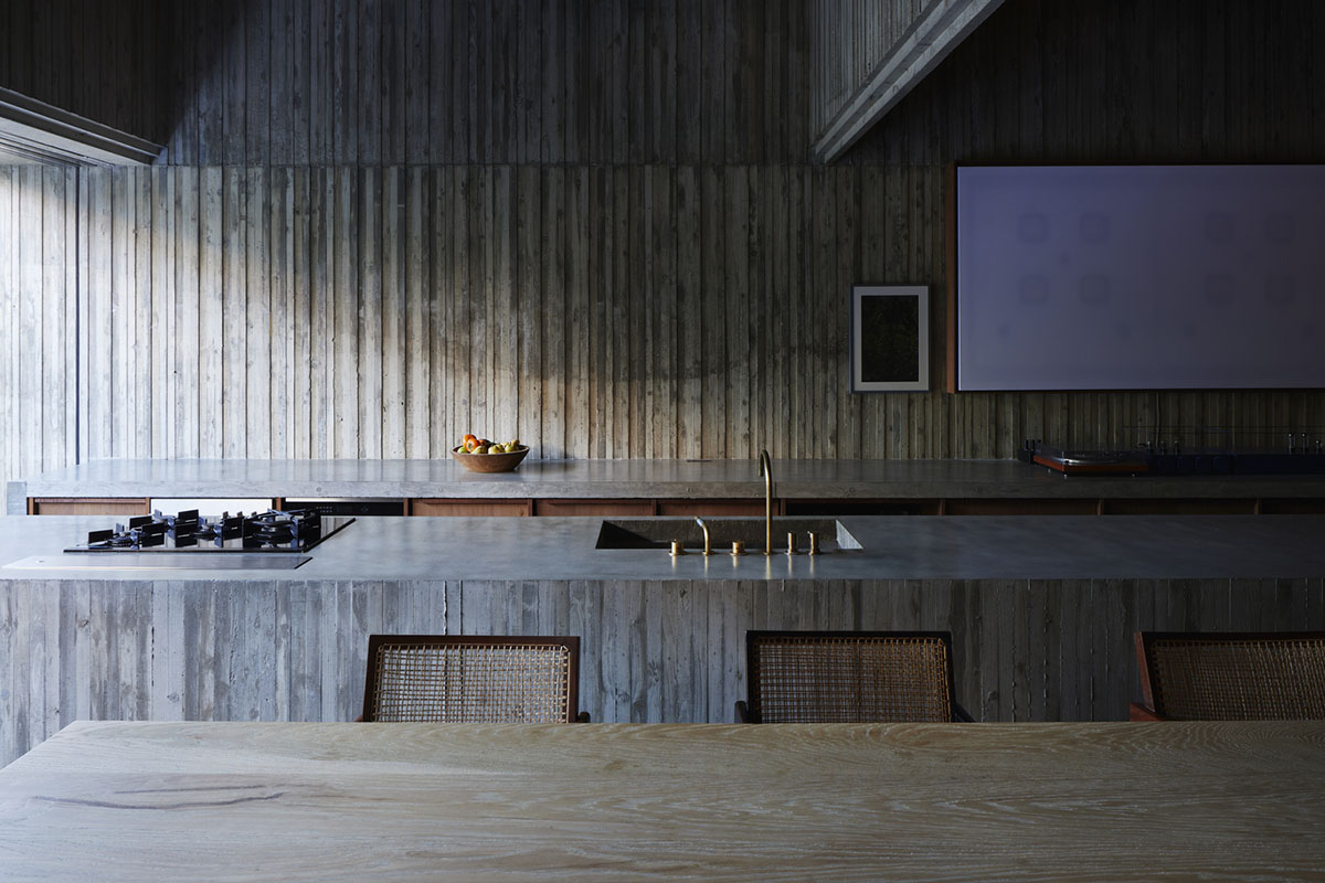 Suppose Design Office completes cave-like concrete home in Tokyo