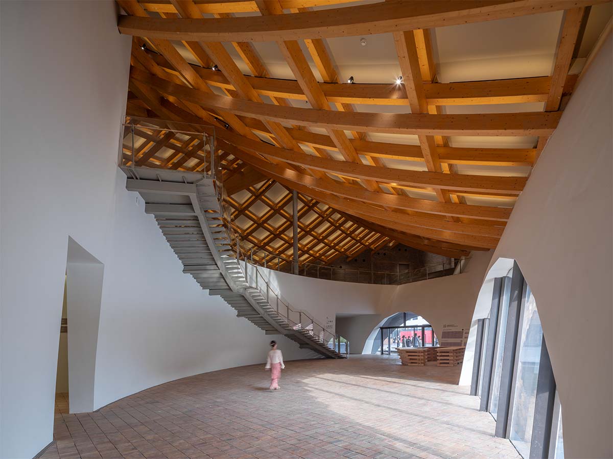 Kengo Kuma & Associates completes clay museum resembling