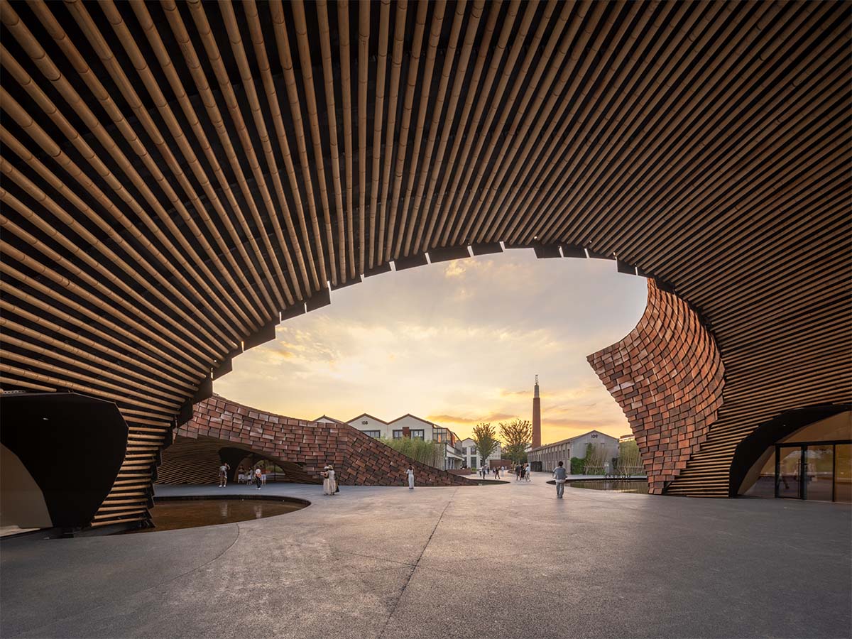 Kengo Kuma & Associates completes clay museum resembling