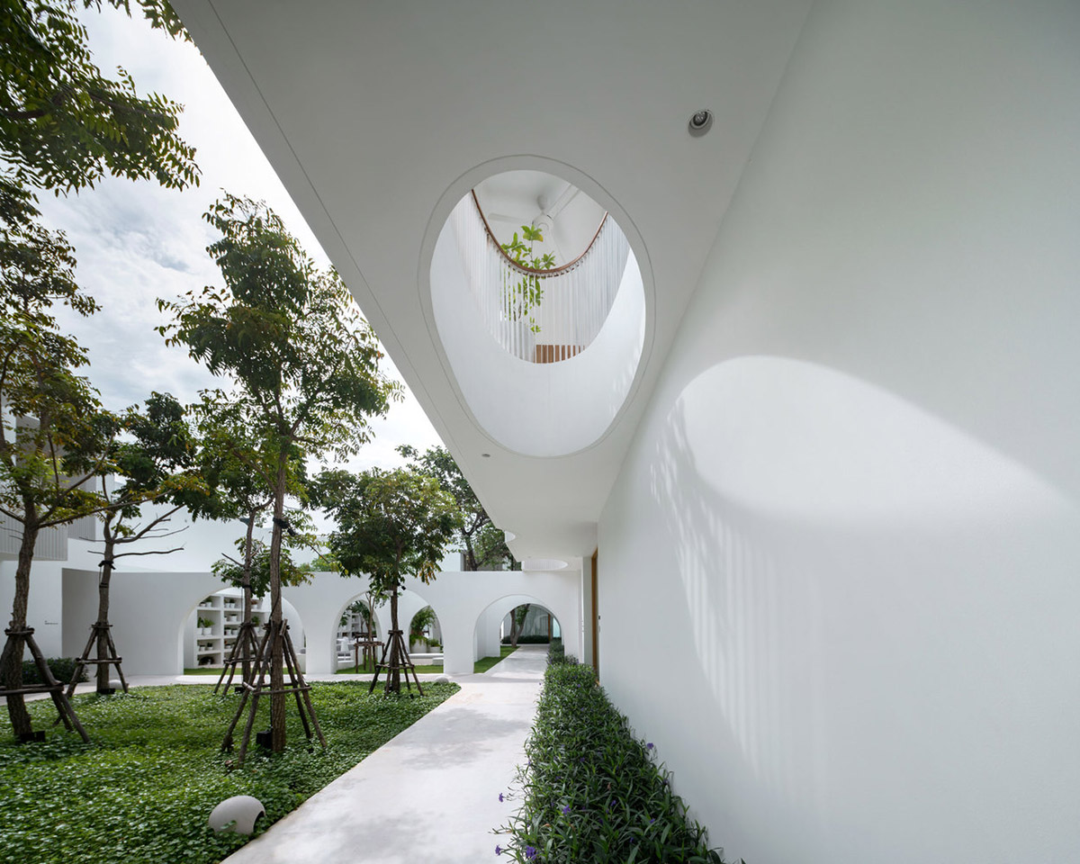 onion combines white concave and convex walls with colorful surfaces for beach resort in Thailand