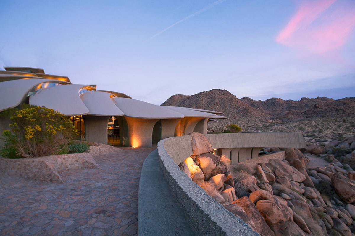 Joshua Tree House perfectly becomes part of the landscape with its rugged shell in California desert