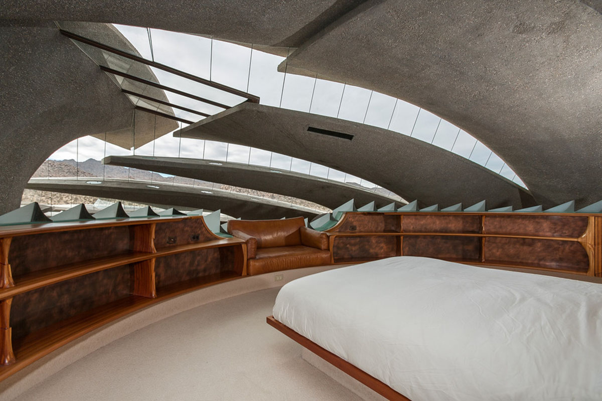 Joshua Tree House perfectly becomes part of the landscape with its rugged shell in California desert