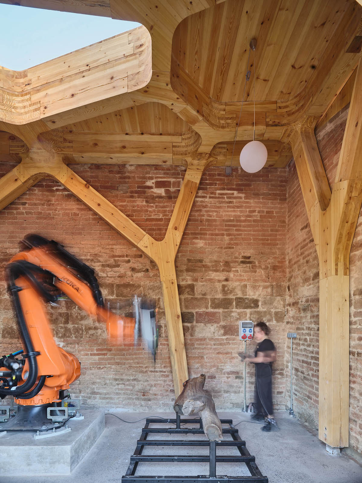 IAAC builds a workshop for a robot featuring an arborescent structure 
