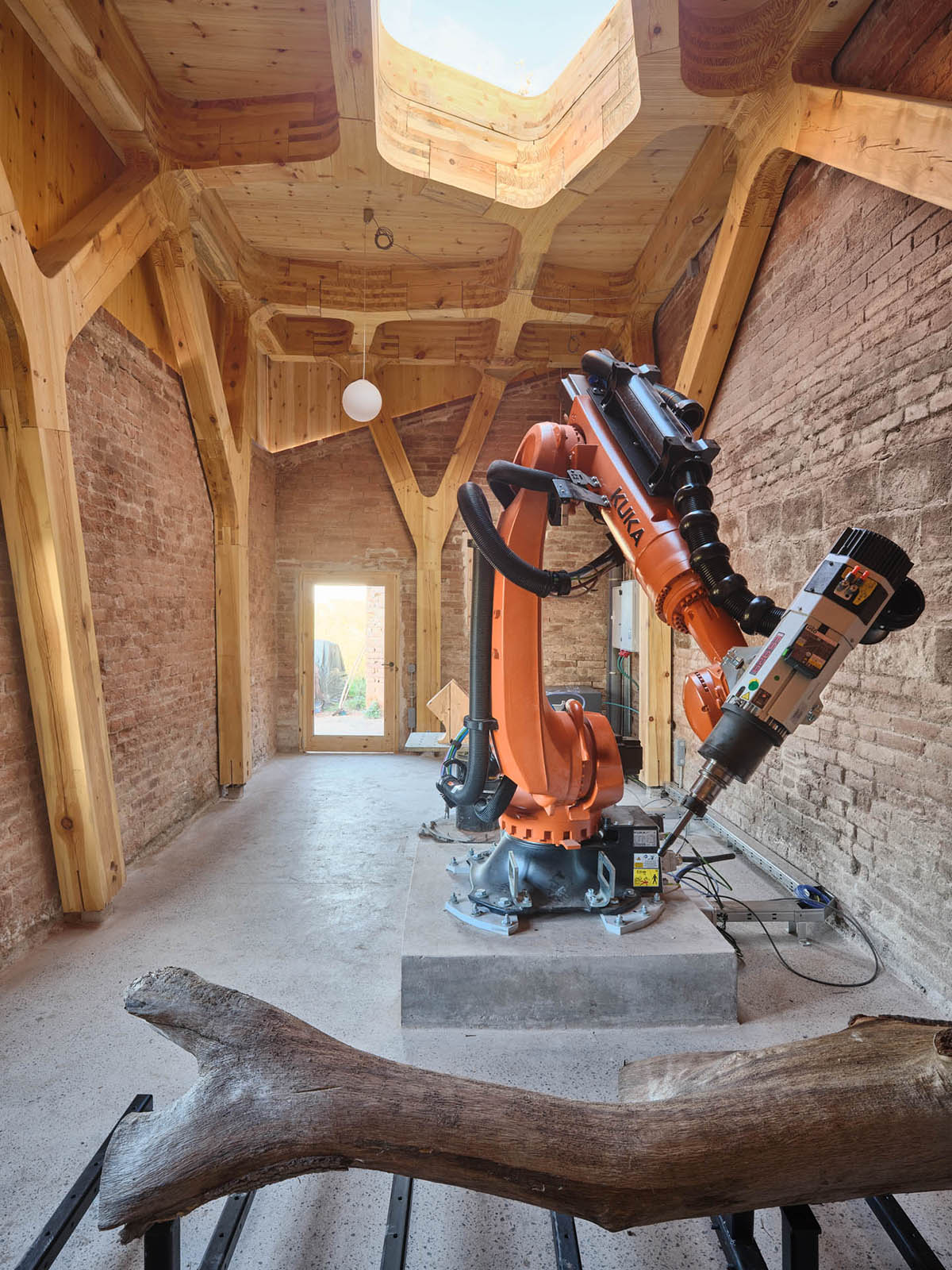 IAAC builds a workshop for a robot featuring an arborescent structure 