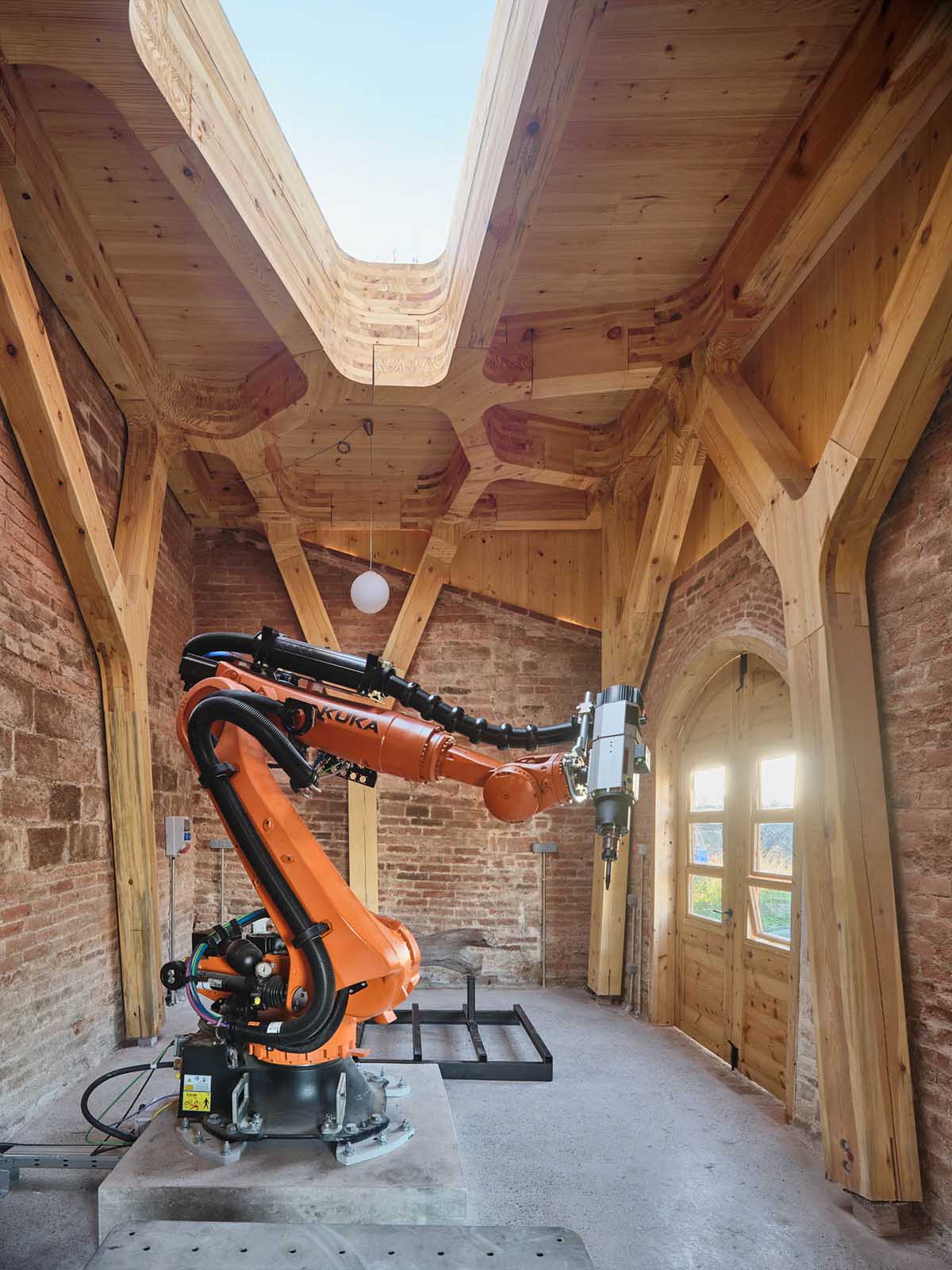 IAAC builds a workshop for a robot featuring an arborescent structure 