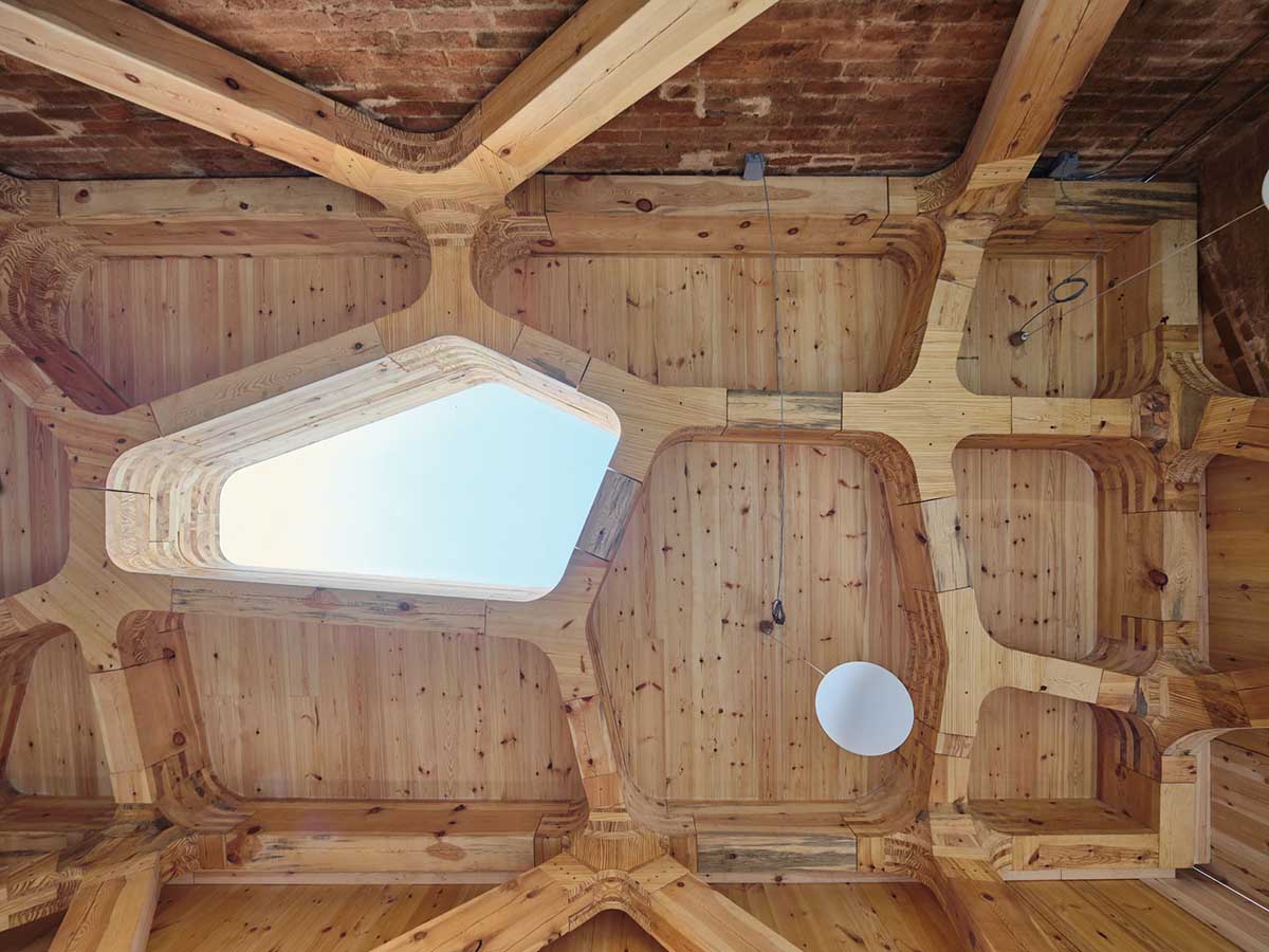 IAAC builds a workshop for a robot featuring an arborescent structure 