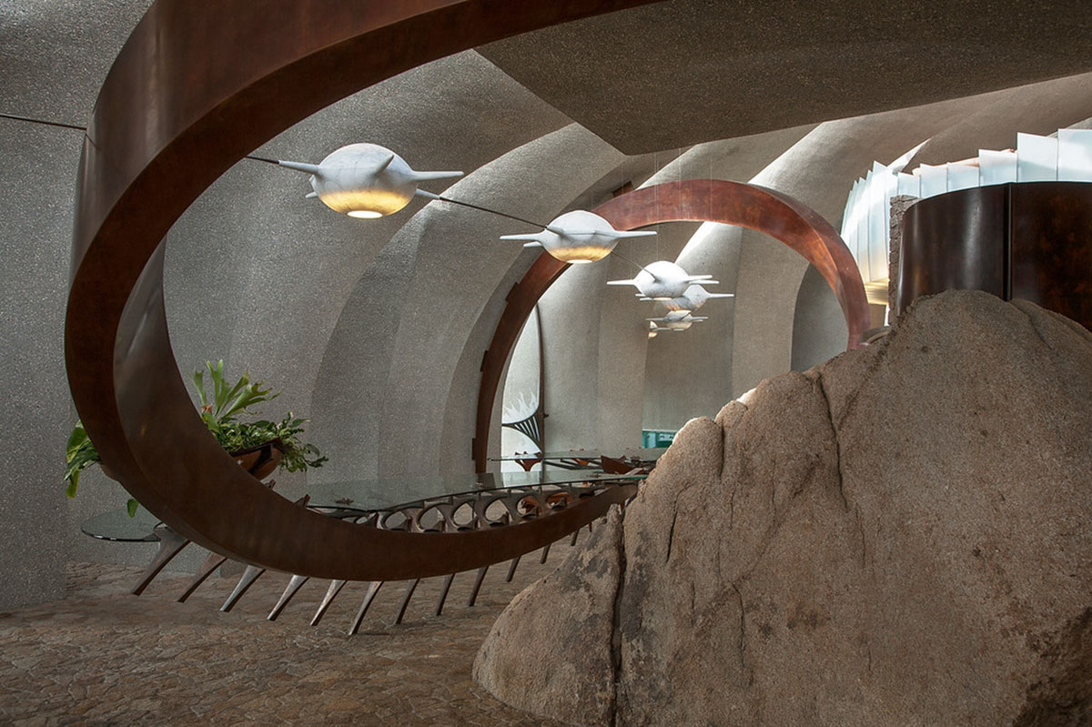 Joshua Tree House perfectly becomes part of the landscape with its rugged shell in California desert