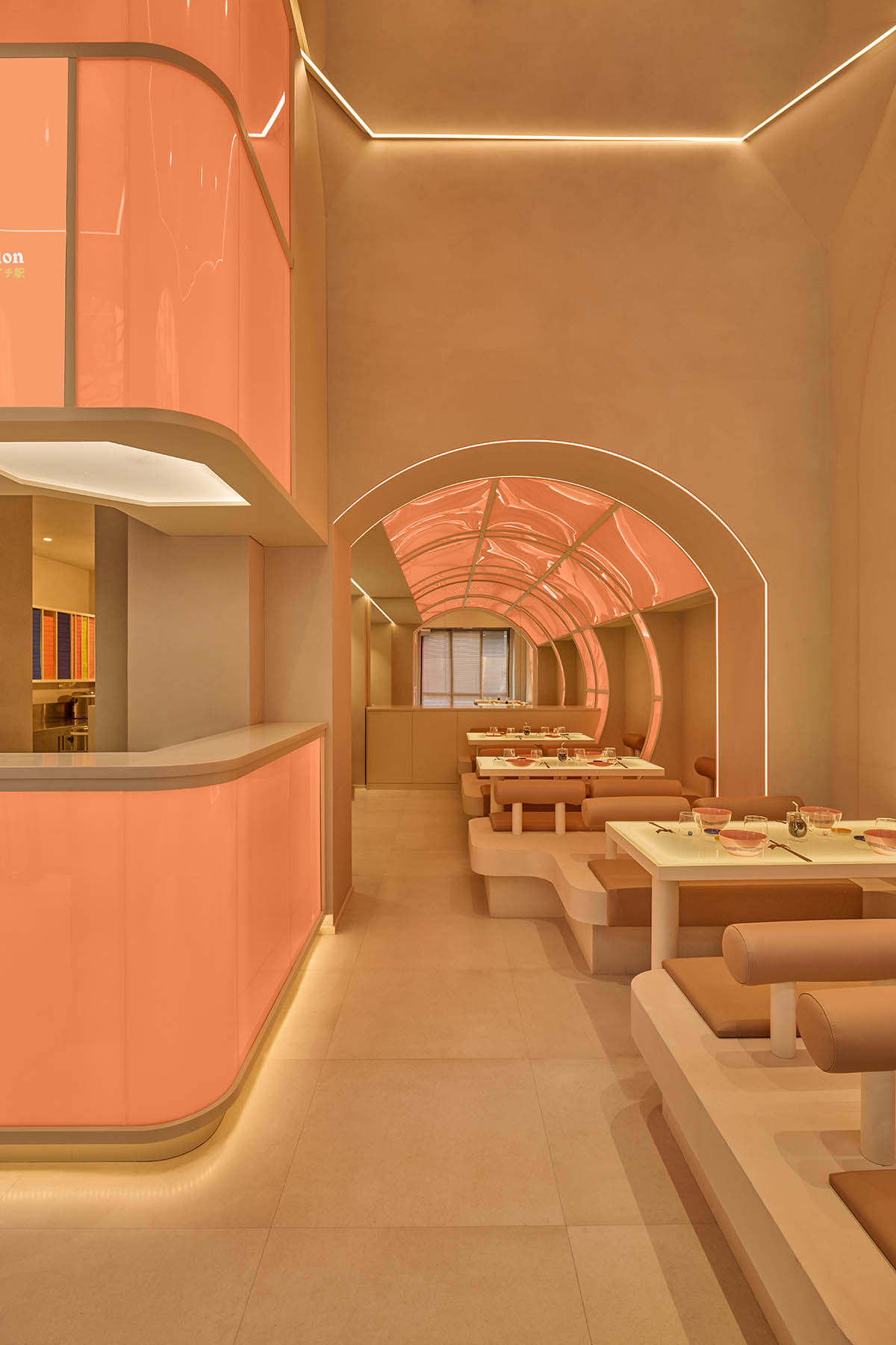 Sushi restaurant invites customers to tavel through light, orange colors and geometries in Milan 