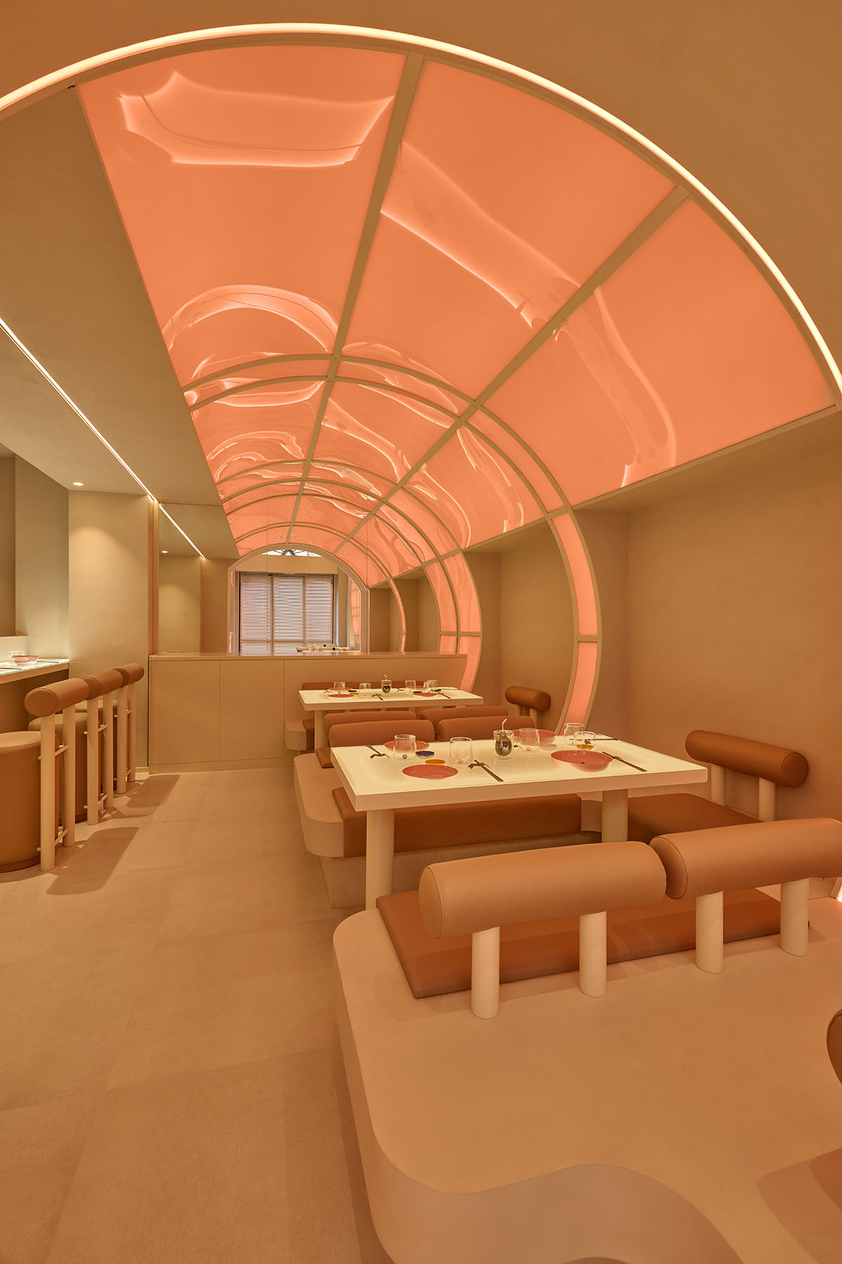 Sushi restaurant invites customers to tavel through light, orange colors and geometries in Milan 