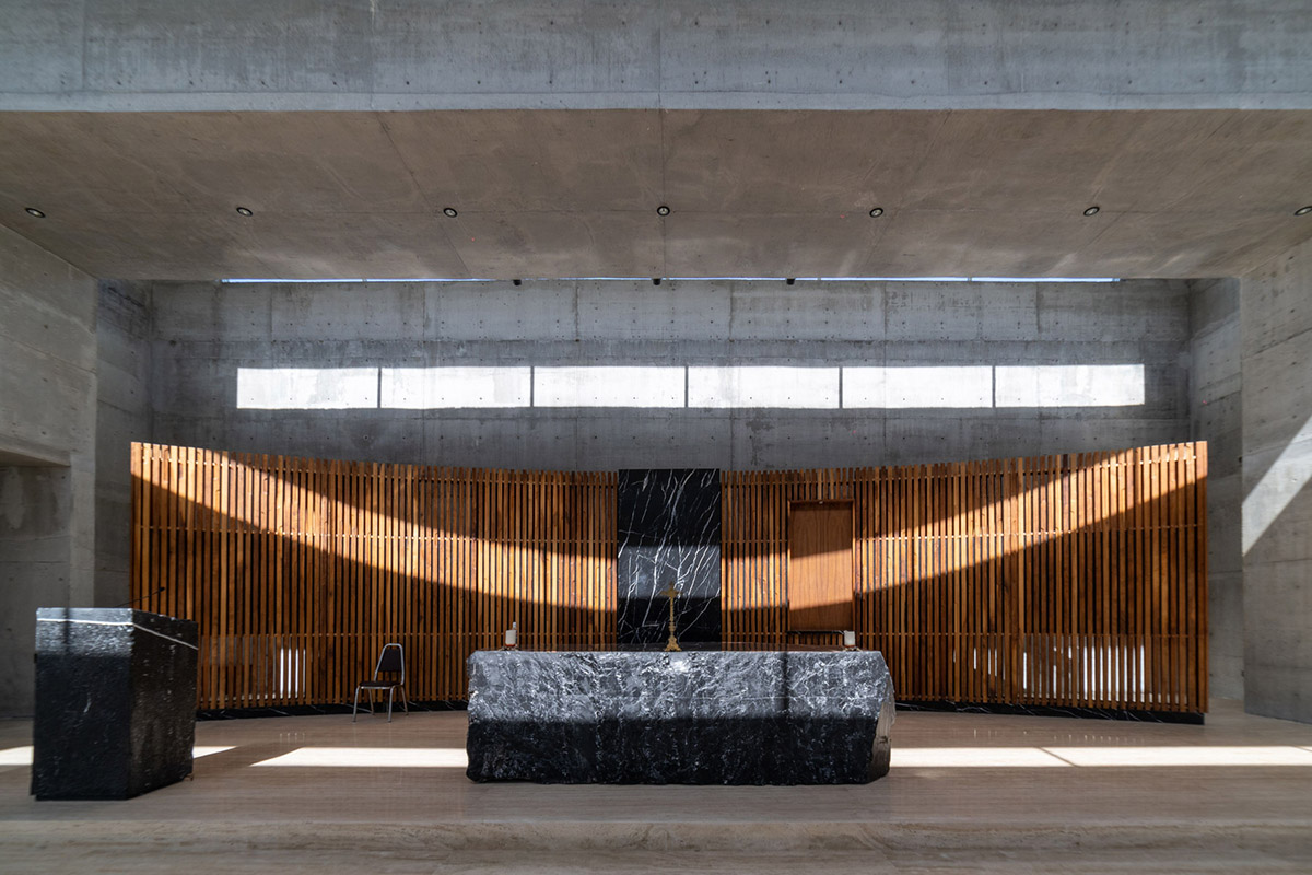 Sliced concrete walls create rhythm and allow abundant natural light for chapel in Monterrey