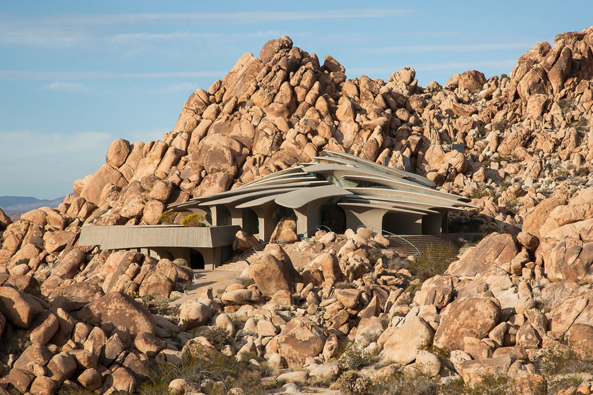 Joshua Tree House perfectly becomes part of the landscape with its rugged shell in California desert