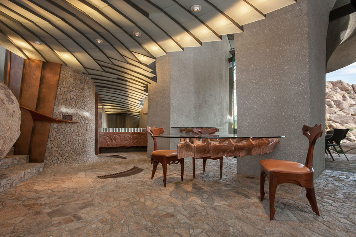 Joshua Tree House perfectly becomes part of the landscape with its rugged shell in California desert