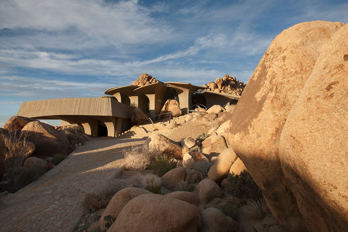 Joshua Tree House perfectly becomes part of the landscape with its rugged shell in California desert