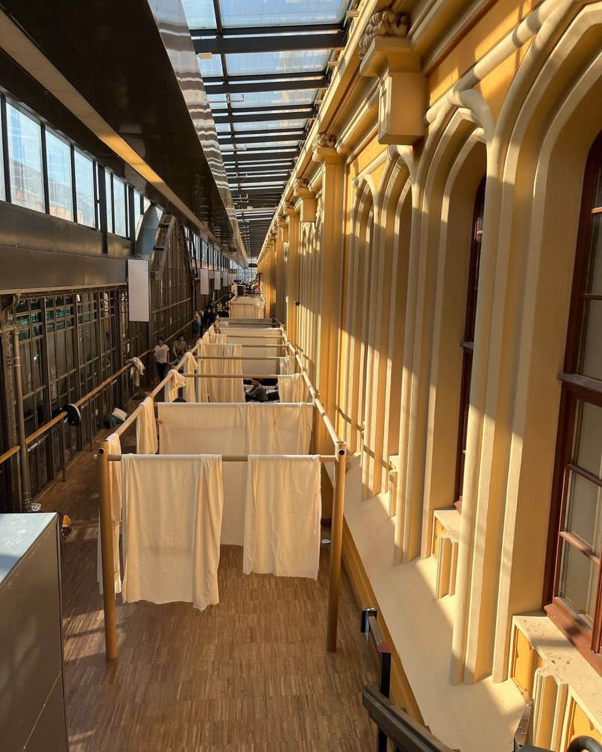 Shigeru Ban and VAN install paper partition shelters for Ukrainian refugees in Poland 