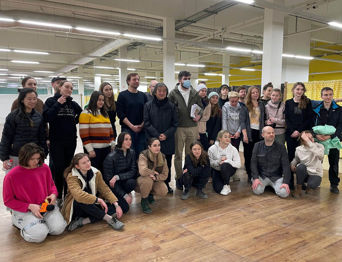 Shigeru Ban and VAN install paper partition shelters for Ukrainian refugees in Poland 