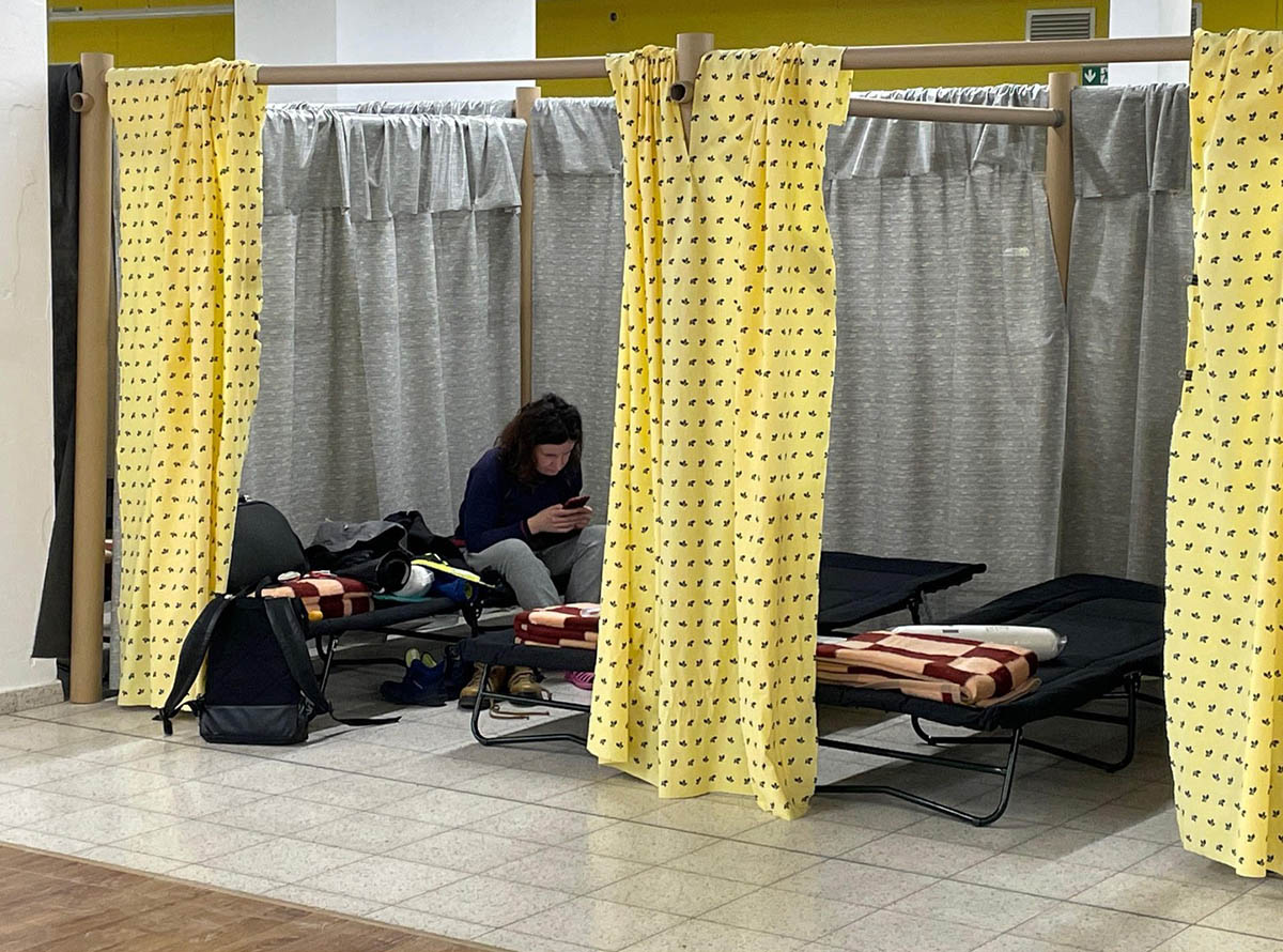 Shigeru Ban and VAN install paper partition shelters for Ukrainian refugees in Poland 