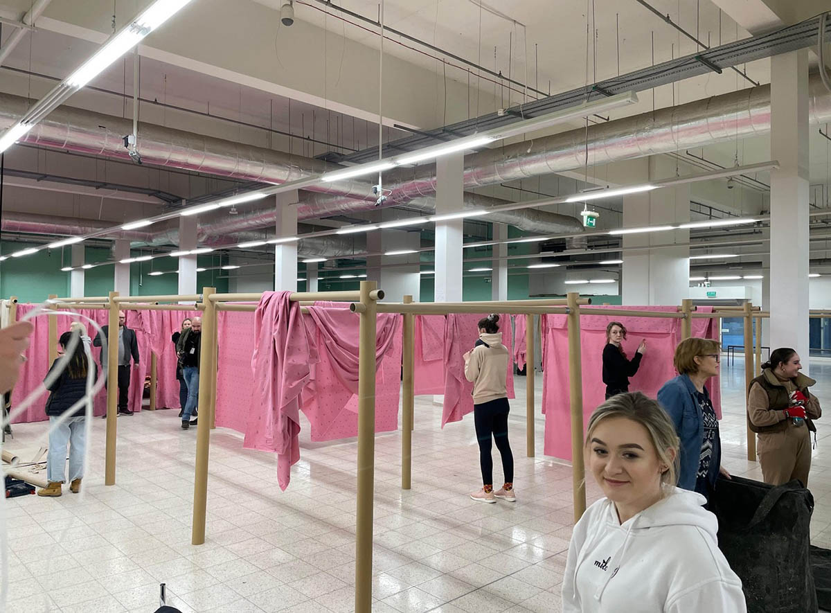 Shigeru Ban and VAN install paper partition shelters for Ukrainian refugees in Poland 