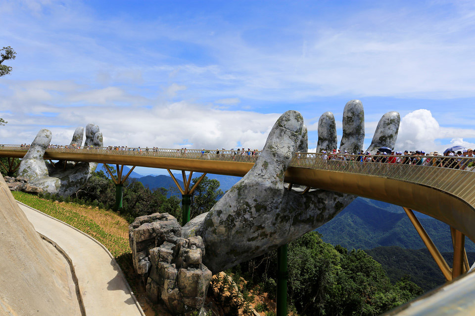 A Giant Pair of Hands Lifts This Vietnamese Bridge into the Sky