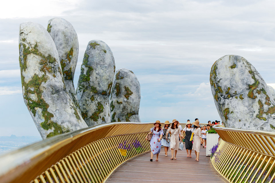 A Giant Pair of Hands Lifts This Vietnamese Bridge into the Sky