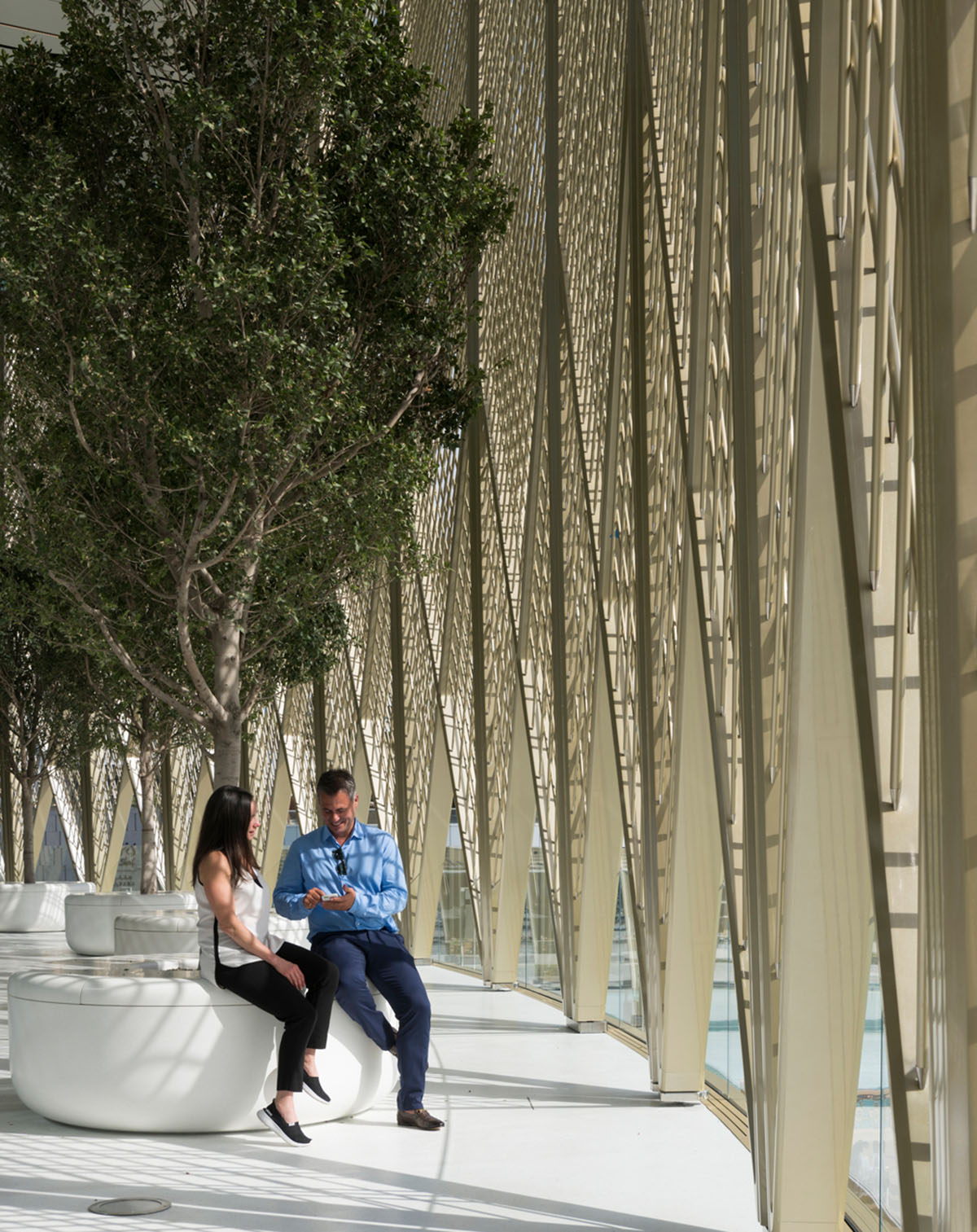 Foster+Partners revives Apple Dubai Mall with one of the world&rsquo;s largest kinetic installations