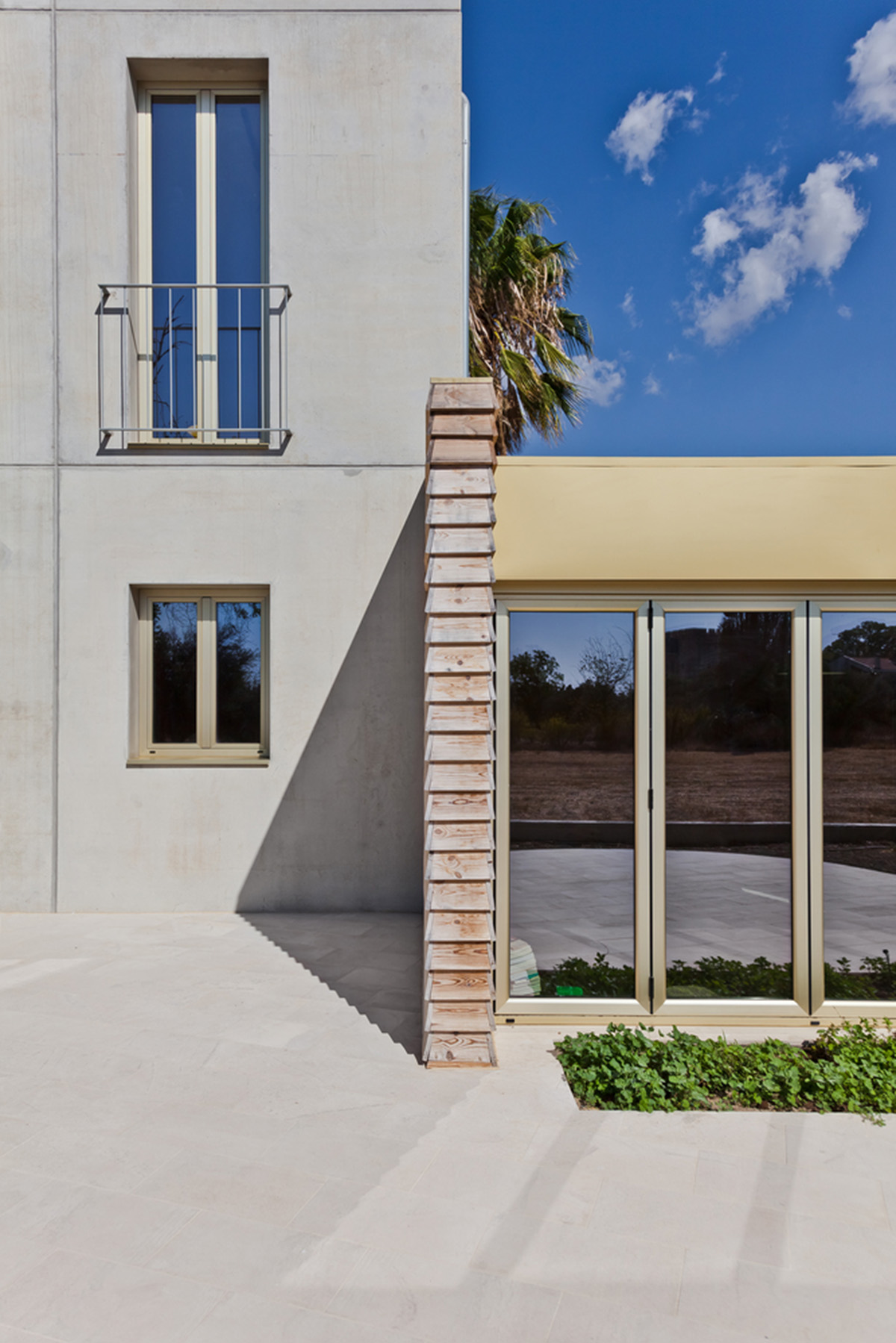 Koulas Residence in Cyprus refers to Koulas' medieval watchtowers with its vertical compact volume