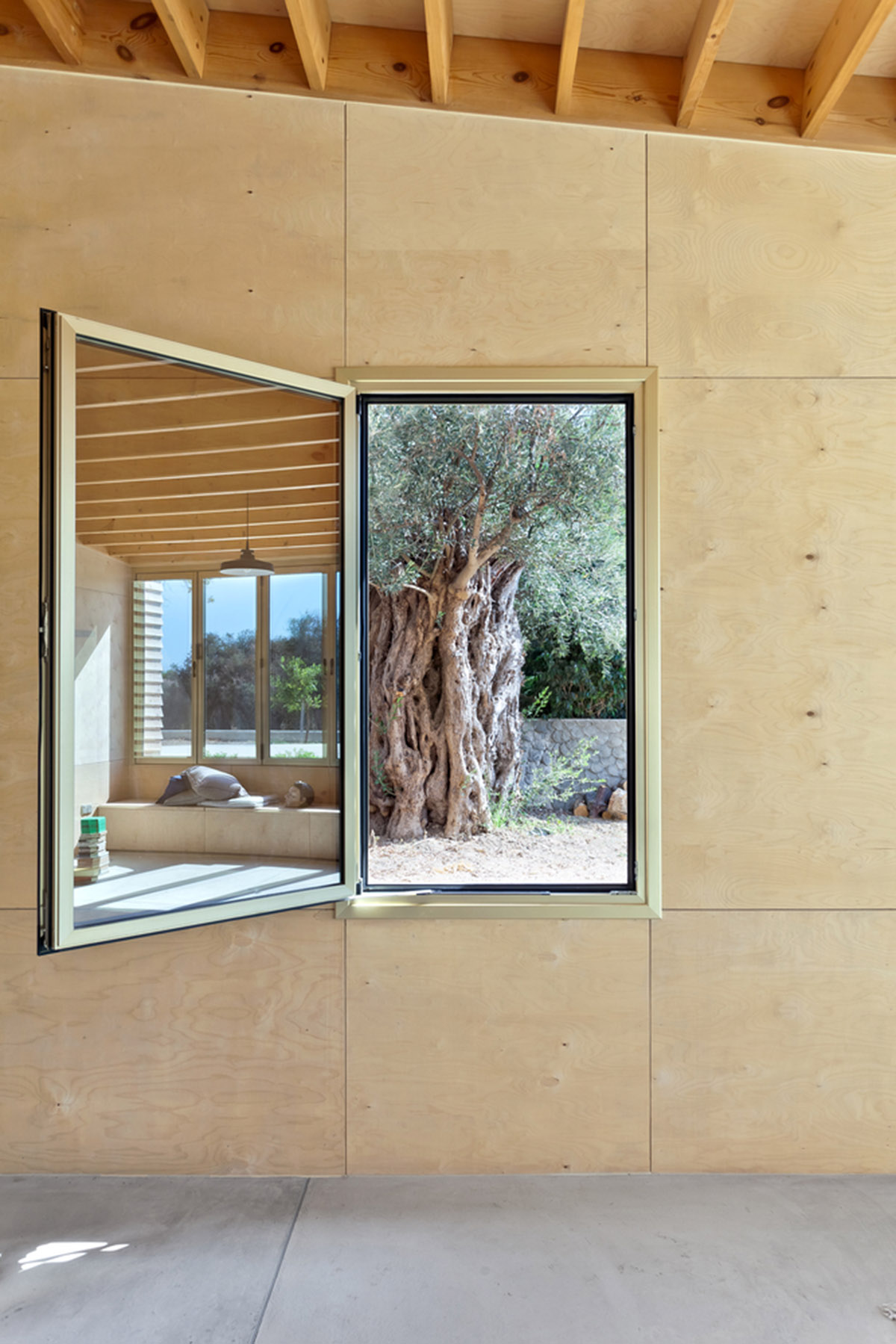 Koulas Residence in Cyprus refers to Koulas' medieval watchtowers with its vertical compact volume