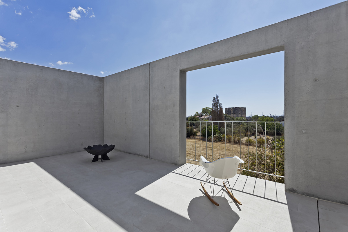 Koulas Residence in Cyprus refers to Koulas' medieval watchtowers with its vertical compact volume