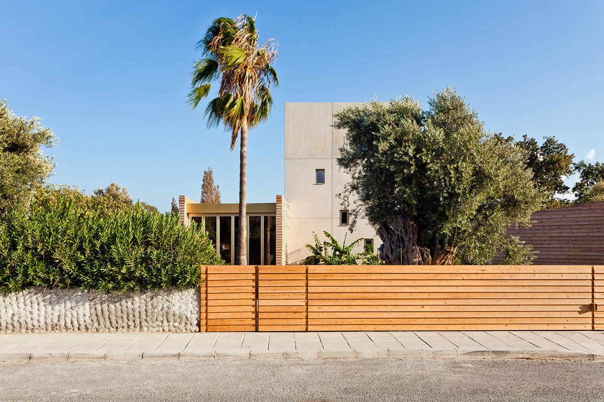 Koulas Residence in Cyprus refers to Koulas' medieval watchtowers with its vertical compact volume